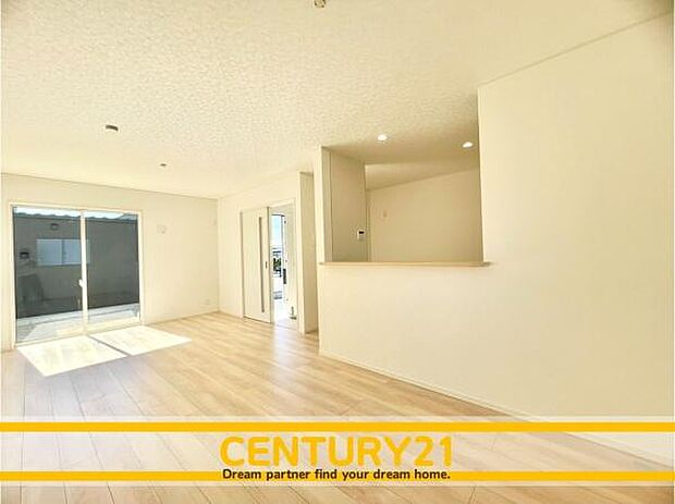 ■■ステキな時間を！■■忙しい朝でも、しっかり家族が揃って食事をして頂けるゆとりある大きさのダイニングスペース。奥様が作る手料理をカウンター越しに受けとって頂き、テーブルで囲む素敵な時間を存分に。