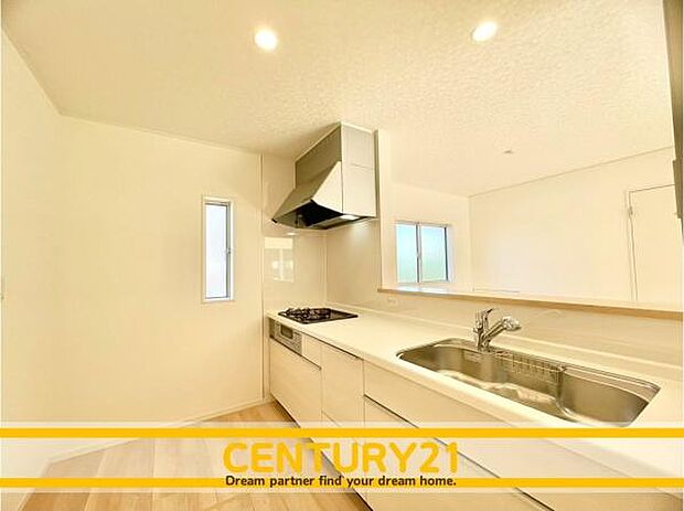 ■■広々キッチン■■大型の冷蔵庫やレンジボードもしっかり置ける広々としたキッチンスペースが大事。ゆとりある空間で作業ができるとお料理の腕も日に日に上がりそうな気がしてきます。