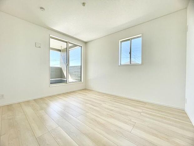 ■■メインベッドルーム■■クローゼット付の広い主寝室。プライベートを保ちながらもバランスよく配置された窓から緩やかな陽が射し込み、広い空間を光が満たしていきます。