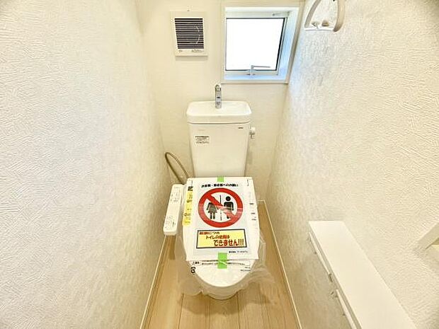 ■■Toilet■■清潔な空間を保ちたいトイレはオフホワイトでまとめました。毎日使う場所だからこそお手入れも楽々にできる機能が搭載されております。汚れが付着しにくい便器はお掃除も楽々です。