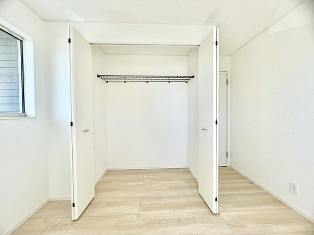 ■■closet■■クローゼットはスーツ類から丈の長いコート類まで何でも収納できる便利なスペースです。衣装ケースと併用することでセーター類なども収納でき自分だけのスペースにカスタマイズできます。