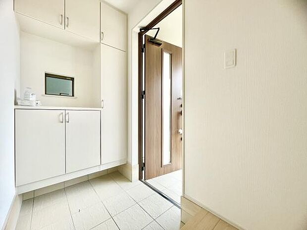 ■■玄関■■人を迎え入れる最初の場所だからこそ、清潔感がある空間にして頂ける様にゆとりあるシューズボックスを設置しました。おでかけの時も帰った時も、「我が家」を最初に感じでもらえる素敵な空間に。