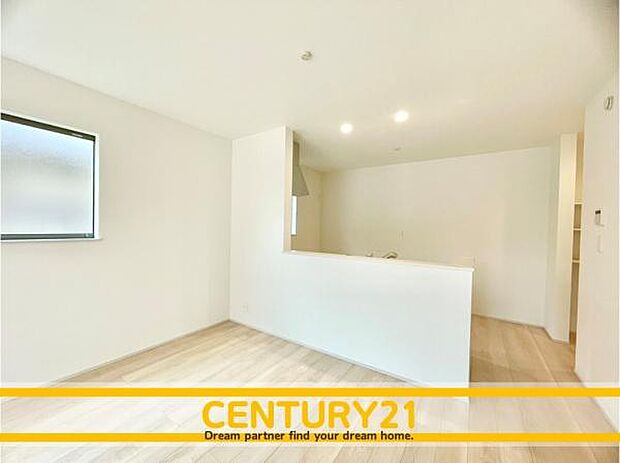 ■■ステキな時間を!■■忙しい朝でも、しっかり家族が揃って食事をして頂けるゆとりある大きさのダイニングスペース。奥様が作る手料理をカウンター越しに受けとって頂き、テーブルで囲む素敵な時間を存分に。