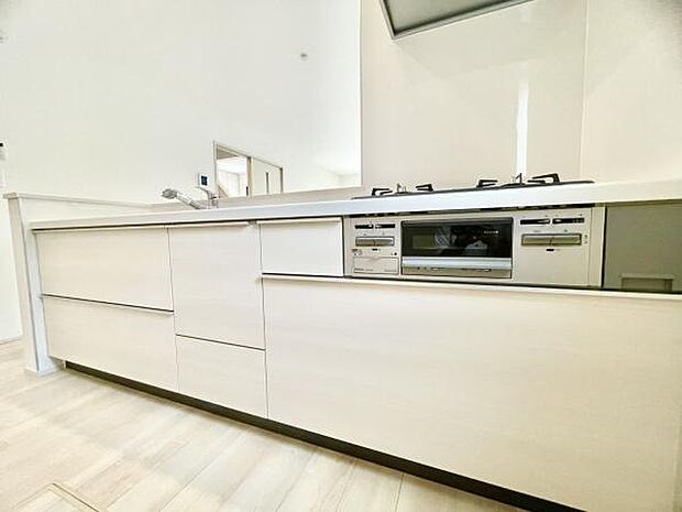 ■■対面キッチン■■キッチンは収納数もさる事ながら、リビングで寛ぐ家族や小さなお子様を見守りながら料理が出来る「対面式の温もり設計」。キッチンから立ち込める香りが今日の料理を期待させます