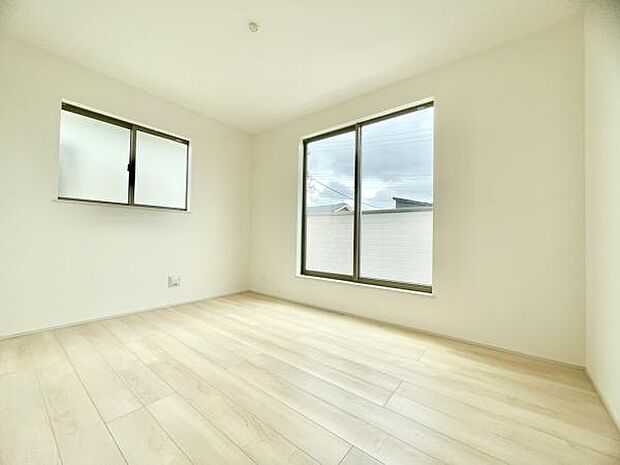 ■■メインベッドルーム■■ウォークinクローゼット付の広い主寝室。プライベートを保ちながらもバランスよく配置された窓から緩やかな陽が射し込み、広い空間を光が満たしていきます。