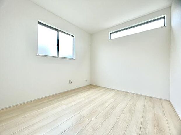 ■■明るい居室■■温もりある自然光を感じていただける居室です。飽きのこないナチュラルカラーの床にホワイトの壁紙は、色褪せることのない心地良さを作ります。