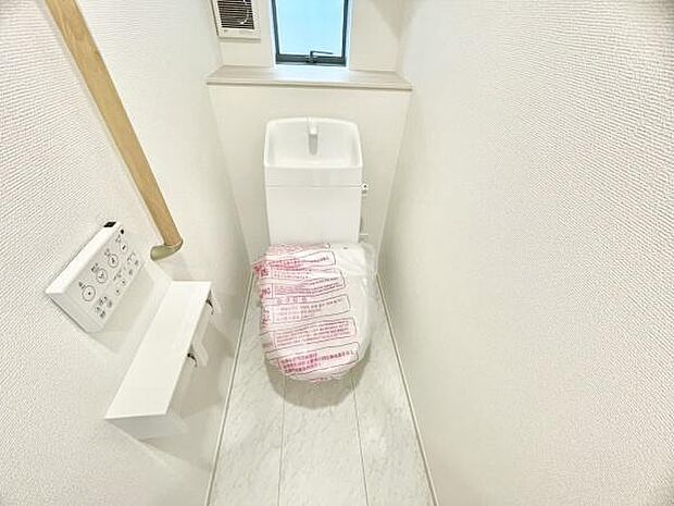 ■■Toilet■■清潔な空間を保ちたいトイレはオフホワイトでまとめました。毎日使う場所だからこそお手入れも楽々にできる機能が搭載されております。汚れが付着しにくい便器はお掃除も楽々です。