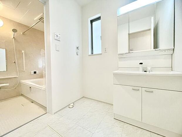 ■■清潔な空間■■毎日使うものだから清潔な空間を保ちたい水回り。洗面にはそんな願いを解消させてくれる収納アイデアが満載です。三面鏡の裏側にはキャビネットが現れ小物から背の高い物まで収納できます。