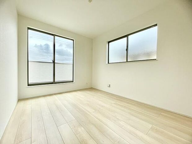 ■■居室■■各居室ごとにデザイン性のある窓を配置しました。壁面にはデスクやベット等の家具を置きやすいように高さや位置にも配慮しました。自分だけのお気に入りの空間を是非ご体感下さい。