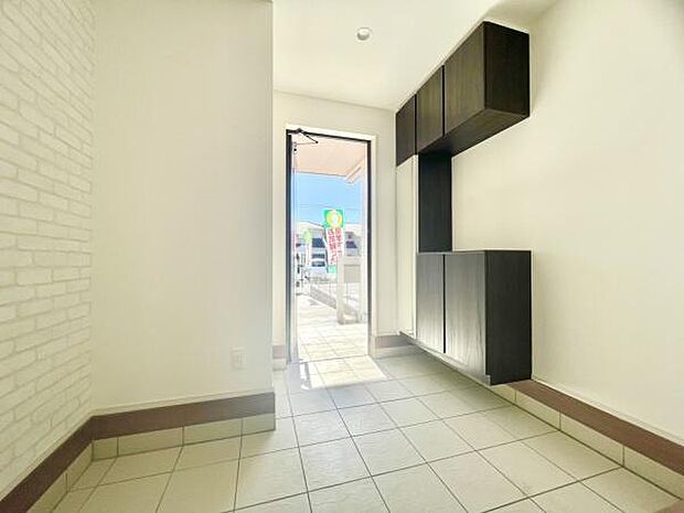 ■■玄関■■人を迎え入れる最初の場所だからこそ、清潔感がある空間にして頂ける様にゆとりあるシューズボックスを設置しました。おでかけの時も帰った時も、「我が家」を最初に感じでもらえる素敵な空間に。