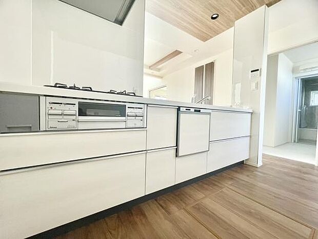 ■■対面キッチン■■キッチンは収納数もさる事ながら、リビングで寛ぐ家族や小さなお子様を見守りながら料理が出来る「対面式の温もり設計」。キッチンから立ち込める香りが今日の料理を期待させます