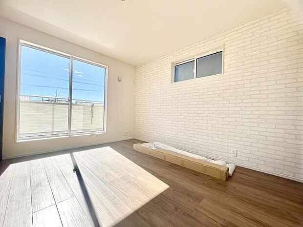 ■■メインベッドルーム■■クローゼット付の広い主寝室。プライベートを保ちながらもバランスよく配置された窓から緩やかな陽が射し込み、広い空間を光が満たしていきます。