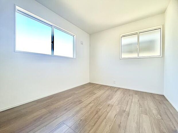 ■■明るい居室■■温もりある自然光を感じていただける居室です。飽きのこないナチュラルカラーの床にホワイトの壁紙は、色褪せることのない心地良さを作ります。