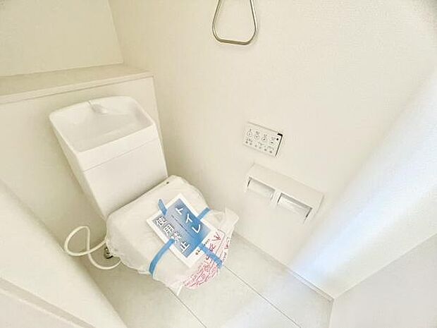 ■■Toilet■■清潔な空間を保ちたいトイレはオフホワイトでまとめました。毎日使う場所だからこそお手入れも楽々にできる機能が搭載されております。汚れが付着しにくい便器はお掃除も楽々です。