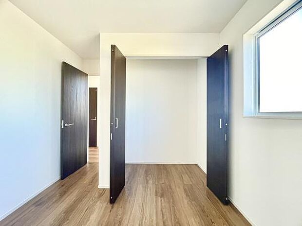 ■■closet■■クローゼットはスーツ類から丈の長いコート類まで何でも収納できる便利なスペースです。衣装ケースと併用することでセーター類なども収納でき自分だけのスペースにカスタマイズできます。