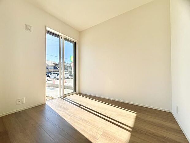 ■■居室■■各居室ごとにデザイン性のある窓を配置しました。壁面にはデスクやベット等の家具を置きやすいように高さや位置にも配慮しました。自分だけのお気に入りの空間を是非ご体感下さい。