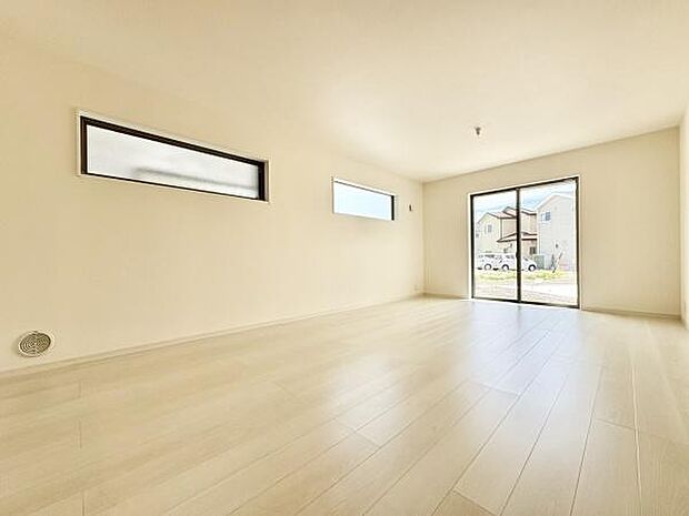 ■■憩いの場所■■パートナーや家族が集う憩いの空間。真新しい木目、Shadeのあるフローリングや白亜のクロスを陽の光、ダウンライトが照らし出し、家族・友人・知人の会話に華を咲かせます。