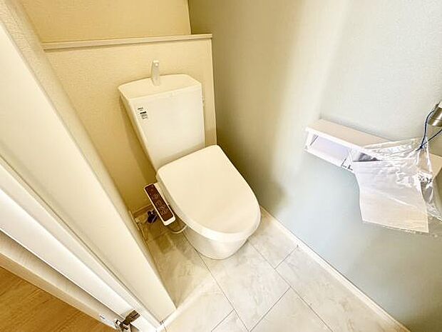 ■■Toilet■■清潔な空間を保ちたいトイレはオフホワイトでまとめました。毎日使う場所だからこそお手入れも楽々にできる機能が搭載されております。汚れが付着しにくい便器はお掃除も楽々です。