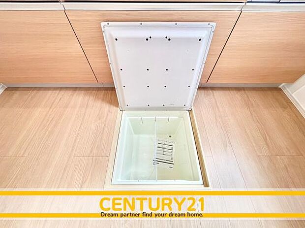 ■■床下収納■■調味料や飲料水などの保管場所、パントリーとして利用するのに便利。2Lのペットボトルもすっぽり入ります。