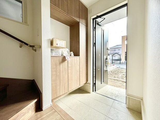 ■■玄関■■人を迎え入れる最初の場所だからこそ、清潔感がある空間にして頂ける様にゆとりあるシューズボックスを設置しました。おでかけの時も帰った時も、「我が家」を最初に感じでもらえる素敵な空間に。