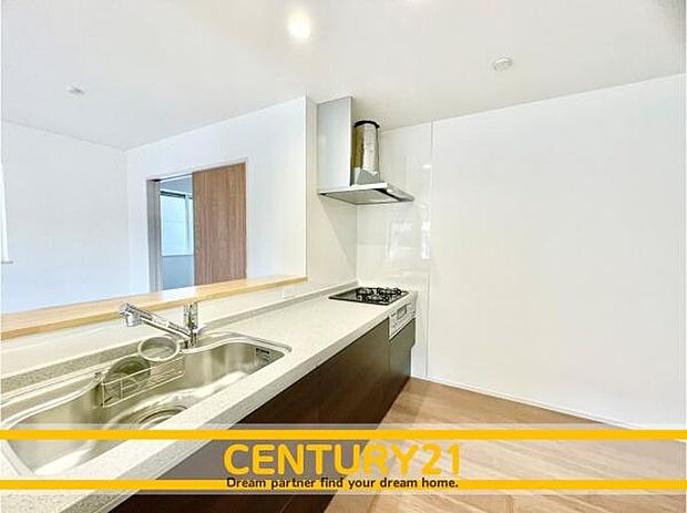 ■■広々キッチン■■大型の冷蔵庫やレンジボードもしっかり置ける広々としたキッチンスペースが大事。ゆとりある空間で作業ができるとお料理の腕も日に日に上がりそうな気がしてきます。