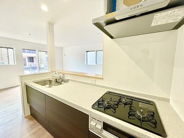 ■■キッチン■■家族や友人と味わう料理。会話を楽しみながら作りたいものですね。カウンターキッチンで一体感のあるLDKならそれも可能です。