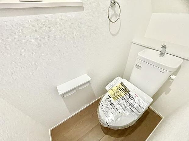 ■■Toilet■■清潔な空間を保ちたいトイレはオフホワイトでまとめました。毎日使う場所だからこそお手入れも楽々にできる機能が搭載されております。汚れが付着しにくい便器はお掃除も楽々です。