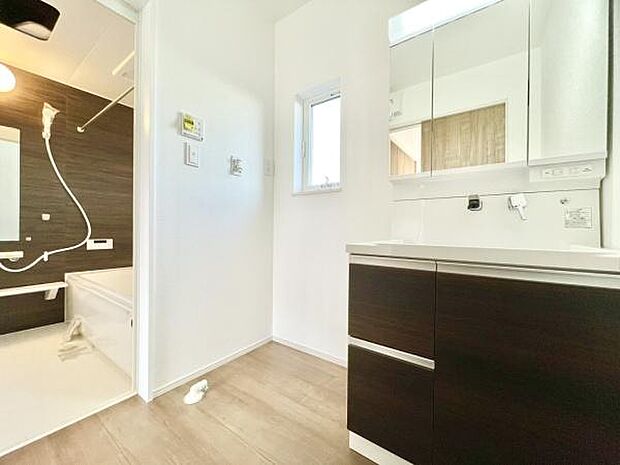 ■■清潔な空間■■毎日使うものだから清潔な空間を保ちたい水回り。洗面にはそんな願いを解消させてくれる収納アイデアが満載です。三面鏡の裏側にはキャビネットが現れ小物から背の高い物まで収納できます。