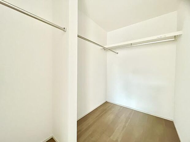 ■■何でも入る■■各居室のクローゼットはスーツ類から丈の長いコート類まで何でも収納できる便利なスペースです。衣装ケースと併用することでセーター類なども収納でき自分だけのスペースにできます。