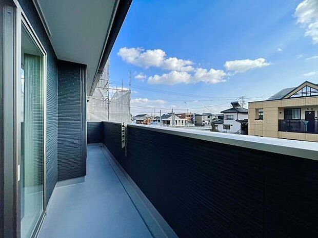 ■■開放感感じるバルコニー■■頬をなでる優しい風を感じることが出来るバルコニー。つい深呼吸をしたくなる気持ちの良い場所はこのお部屋の自慢です。お洗濯物を干すスペースとしても十分な広さがあります。