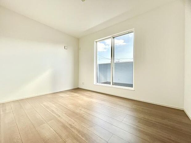 ■■居室■■各居室ごとにデザイン性のある窓を配置しました。壁面にはデスクやベット等の家具を置きやすいように高さや位置にも配慮しました。自分だけのお気に入りの空間を是非ご体感下さい。