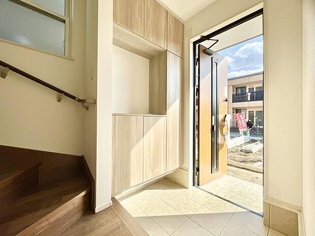 ■■玄関■■人を迎え入れる最初の場所だからこそ、清潔感がある空間にして頂ける様にゆとりあるシューズボックスを設置しました。おでかけの時も帰った時も、「我が家」を最初に感じでもらえる素敵な空間に。