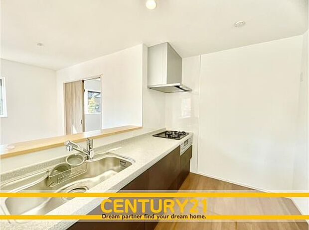 ■■広々キッチン■■大型の冷蔵庫やレンジボードもしっかり置ける広々としたキッチンスペースが大事。ゆとりある空間で作業ができるとお料理の腕も日に日に上がりそうな気がしてきます。