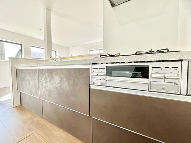 ■■対面キッチン■■キッチンは収納数もさる事ながら、リビングで寛ぐ家族や小さなお子様を見守りながら料理が出来る「対面式の温もり設計」。キッチンから立ち込める香りが今日の料理を期待させます