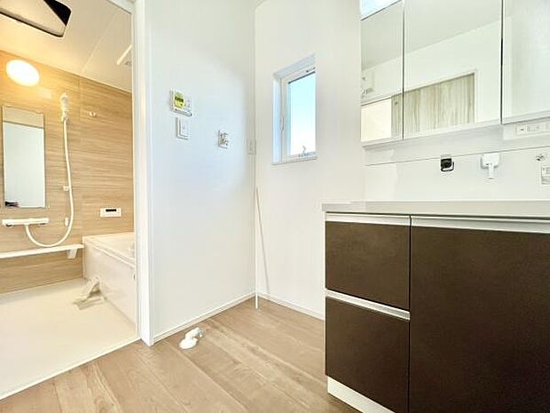 ■■清潔な空間■■毎日使うものだから清潔な空間を保ちたい水回り。洗面にはそんな願いを解消させてくれる収納アイデアが満載です。三面鏡の裏側にはキャビネットが現れ小物から背の高い物まで収納できます。