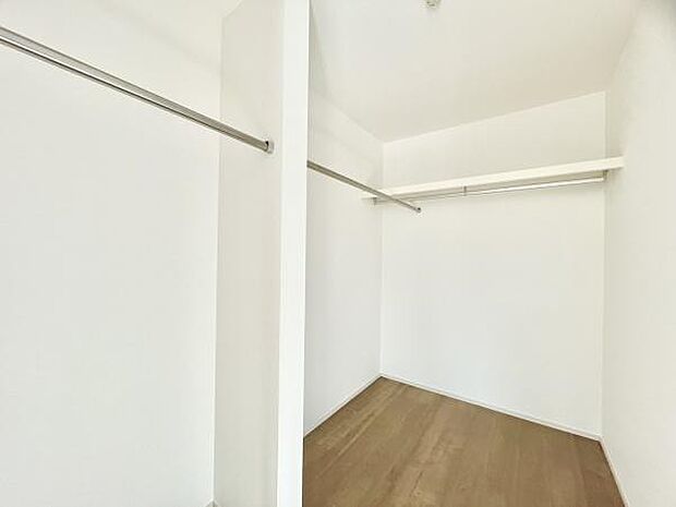 ■■何でも入る■■各居室のクローゼットはスーツ類から丈の長いコート類まで何でも収納できる便利なスペースです。衣装ケースと併用することでセーター類なども収納でき自分だけのスペースにできます。