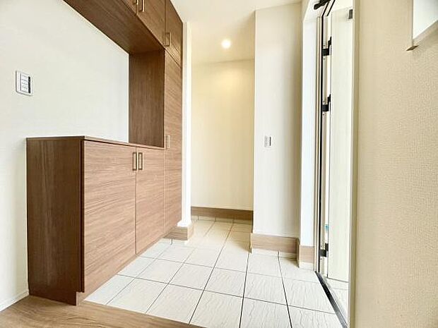 ■■玄関■■人を迎え入れる最初の場所だからこそ、清潔感がある空間にして頂ける様にゆとりあるシューズボックスを設置しました。おでかけの時も帰った時も、「我が家」を最初に感じでもらえる素敵な空間に。