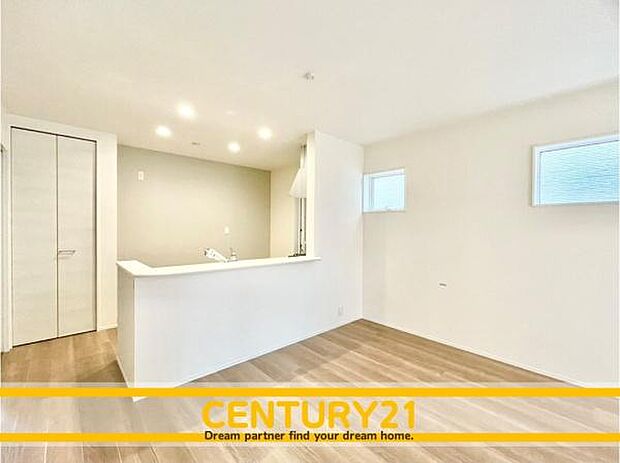 ■■ステキな時間を！■■忙しい朝でも、しっかり家族が揃って食事をして頂けるゆとりある大きさのダイニングスペース。奥様が作る手料理をカウンター越しに受けとって頂き、テーブルで囲む素敵な時間を存分に。