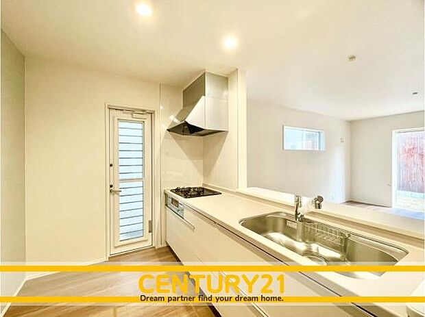 ■■広々キッチン■■大型の冷蔵庫やレンジボードもしっかり置ける広々としたキッチンスペースが大事。ゆとりある空間で作業ができるとお料理の腕も日に日に上がりそうな気がしてきます。