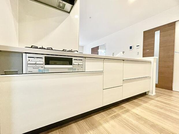 ■■対面キッチン■■キッチンは収納数もさる事ながら、リビングで寛ぐ家族や小さなお子様を見守りながら料理が出来る「対面式の温もり設計」。キッチンから立ち込める香りが今日の料理を期待させます