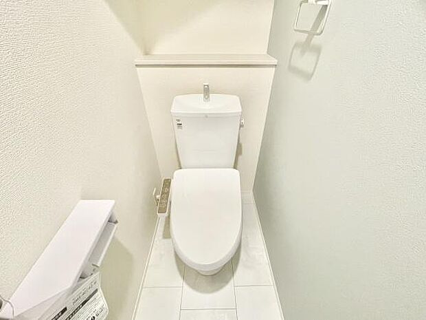 ■■Toilet■■清潔な空間を保ちたいトイレはオフホワイトでまとめました。毎日使う場所だからこそお手入れも楽々にできる機能が搭載されております。汚れが付着しにくい便器はお掃除も楽々です。