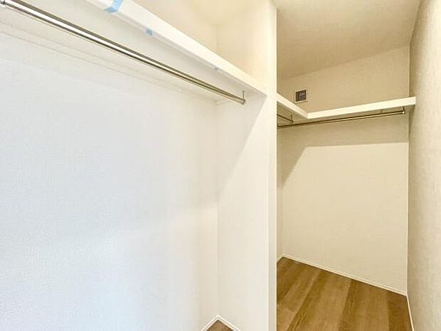 ■■何でも入る■■各居室のクローゼットはスーツ類から丈の長いコート類まで何でも収納できる便利なスペースです。衣装ケースと併用することでセーター類なども収納でき自分だけのスペースにできます。