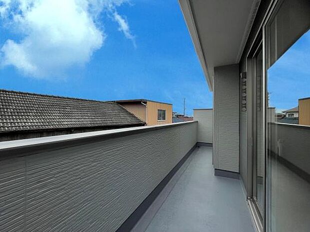 ■■開放感感じるバルコニー■■頬をなでる優しい風を感じることが出来るバルコニー。つい深呼吸をしたくなる気持ちの良い場所はこのお部屋の自慢です。お洗濯物を干すスペースとしても十分な広さがあります。