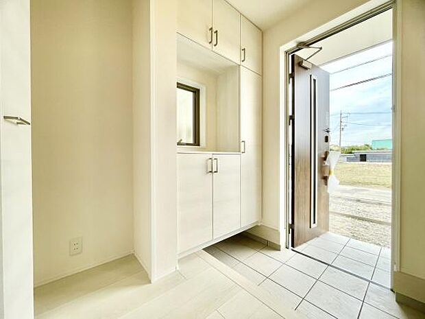 ■■玄関■■人を迎え入れる最初の場所だからこそ、清潔感がある空間にして頂ける様にゆとりあるシューズボックスを設置しました。おでかけの時も帰った時も、「我が家」を最初に感じでもらえる素敵な空間に。