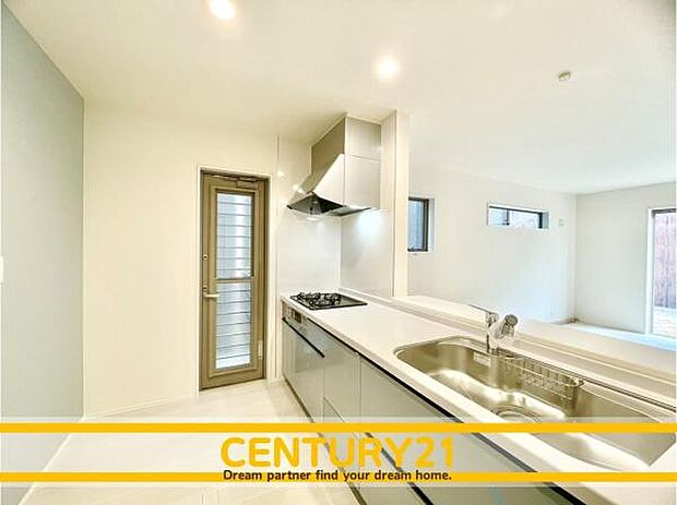 ■■広々キッチン■■大型の冷蔵庫やレンジボードもしっかり置ける広々としたキッチンスペースが大事。ゆとりある空間で作業ができるとお料理の腕も日に日に上がりそうな気がしてきます。