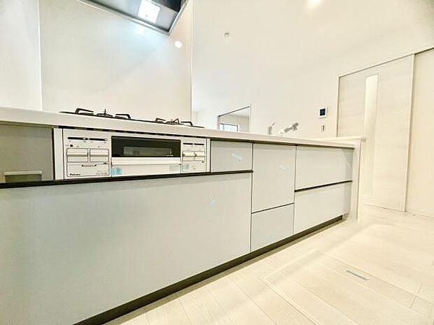 ■■広々キッチン■■大型の冷蔵庫やレンジボードもしっかり置ける広々としたキッチンスペースが大事。ゆとりある空間で作業ができるとお料理の腕も日に日に上がりそうな気がしてきます。