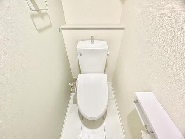 ■■Toilet■■清潔な空間を保ちたいトイレはオフホワイトでまとめました。毎日使う場所だからこそお手入れも楽々にできる機能が搭載されております。汚れが付着しにくい便器はお掃除も楽々です。