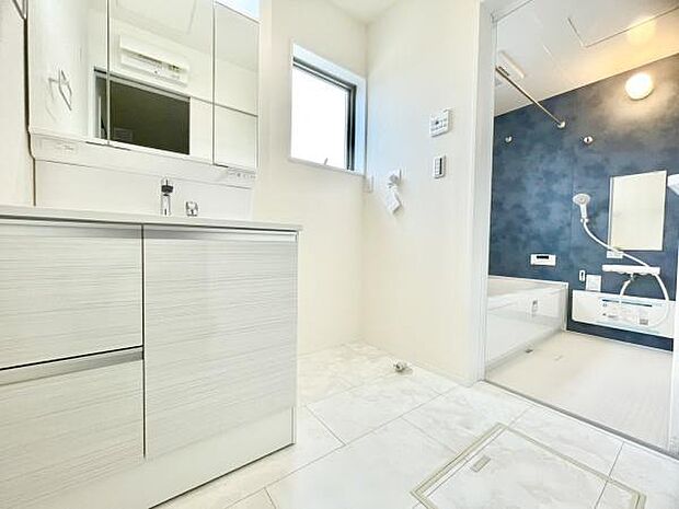 ■■清潔な空間■■毎日使うものだから清潔な空間を保ちたい水回り。洗面にはそんな願いを解消させてくれる収納アイデアが満載です。三面鏡の裏側にはキャビネットが現れ小物から背の高い物まで収納できます。