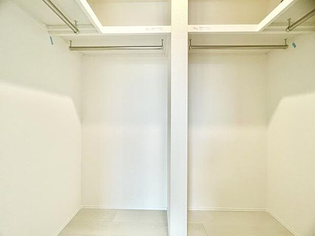 ■■何でも入る■■各居室のクローゼットはスーツ類から丈の長いコート類まで何でも収納できる便利なスペースです。衣装ケースと併用することでセーター類なども収納でき自分だけのスペースにできます。