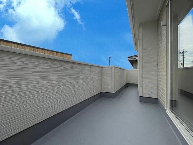 ■■開放感感じるバルコニー■■頬をなでる優しい風を感じることが出来るバルコニー。つい深呼吸をしたくなる気持ちの良い場所はこのお部屋の自慢です。お洗濯物を干すスペースとしても十分な広さがあります。